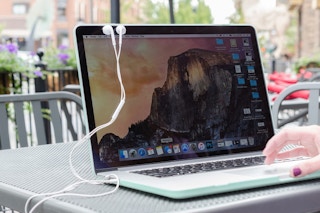 ear-buds-macbook