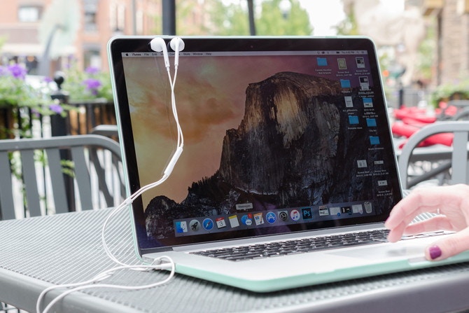 ear-buds-macbook