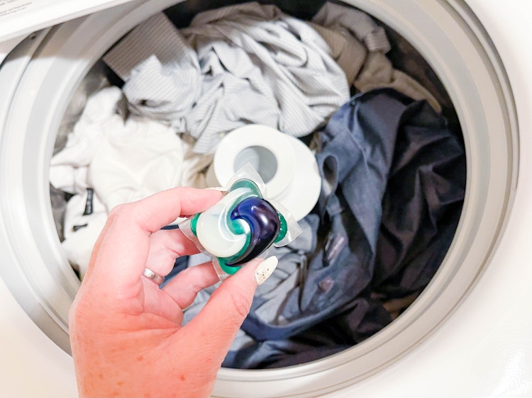 putting a tide pod in washing machine