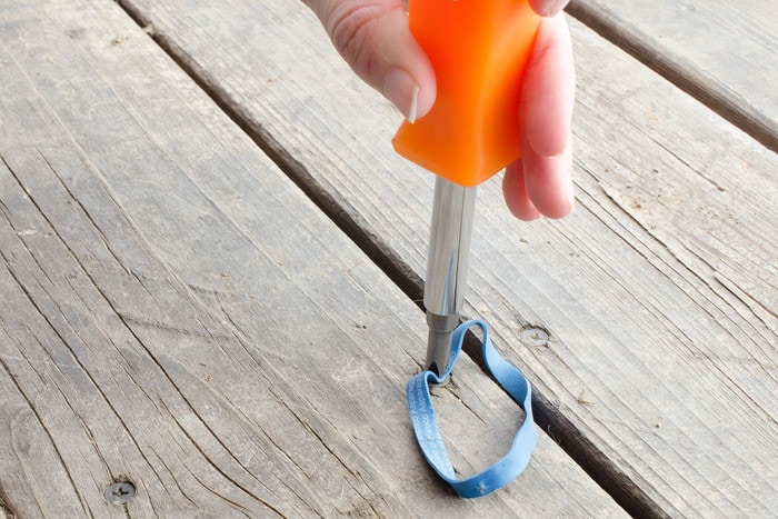 Unscrew stripped screws with rubber bands.