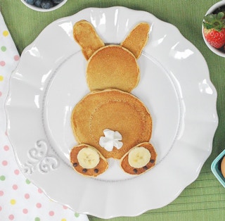 Via Life is But a Dish http://www.lifeisbutadish.com/bunny-pancakes/