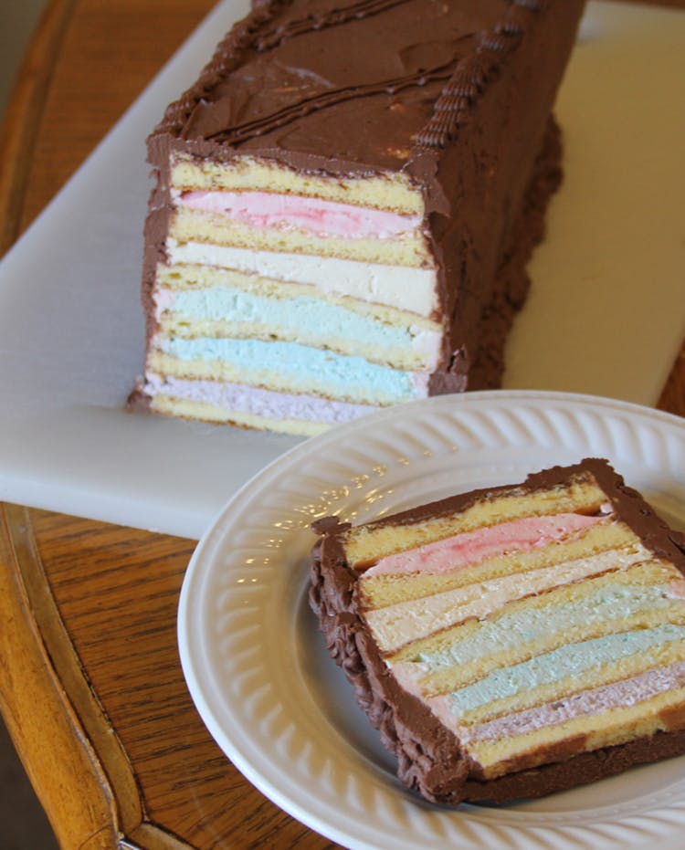 Via http://yourlighterside.com/2012/04/spring-layered-sponge-cake/