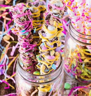 Via Deliciously Sprinkled http://deliciouslysprinkled.com/spring-chocolate-covered-pretzels/