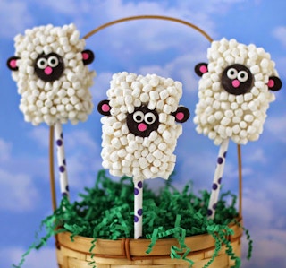 Via Hungry Happenings http://hungryhappenings.com/2014/04/rice-krispies-treat-lamb-pops.html/