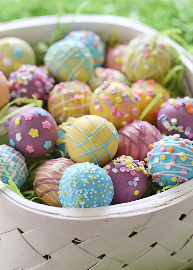 Via http://www.skinnytaste.com/2013/03/skinny-easter-egg-cake-balls.html