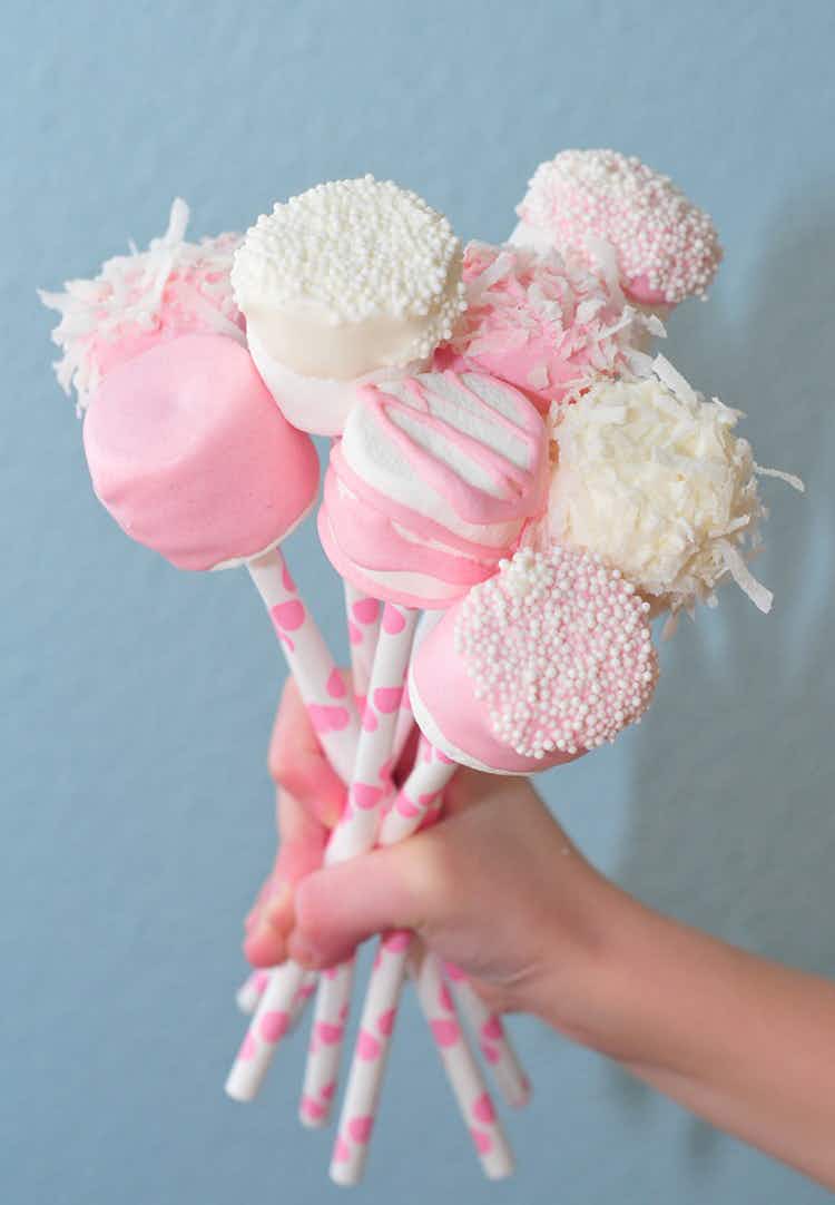 Via http://www.honeyandlime.co/2012/01/how-to-make-valentines-day-marshmallow-pops.html