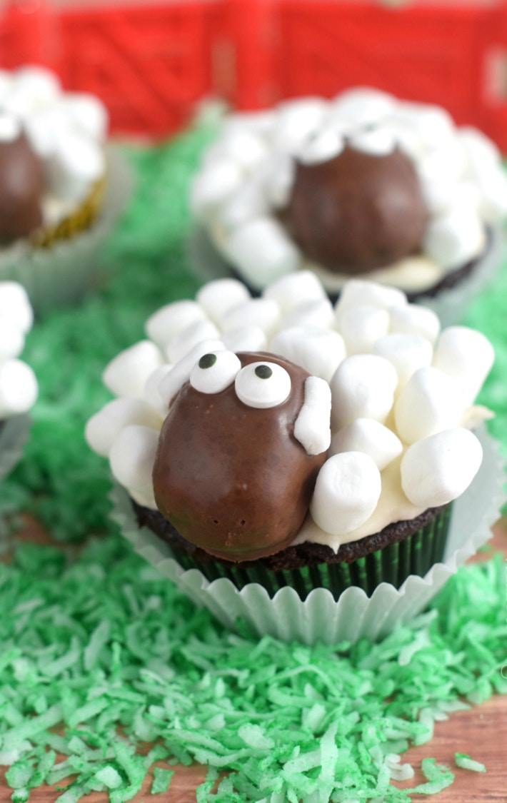 Via Wine and Glue http://www.wineandglue.com/2015/03/sheep-cupcakes.html