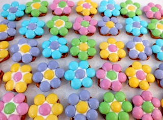 Via Two Sisters Crafting http://www.twosisterscrafting.com/flower-pretzel-bites/