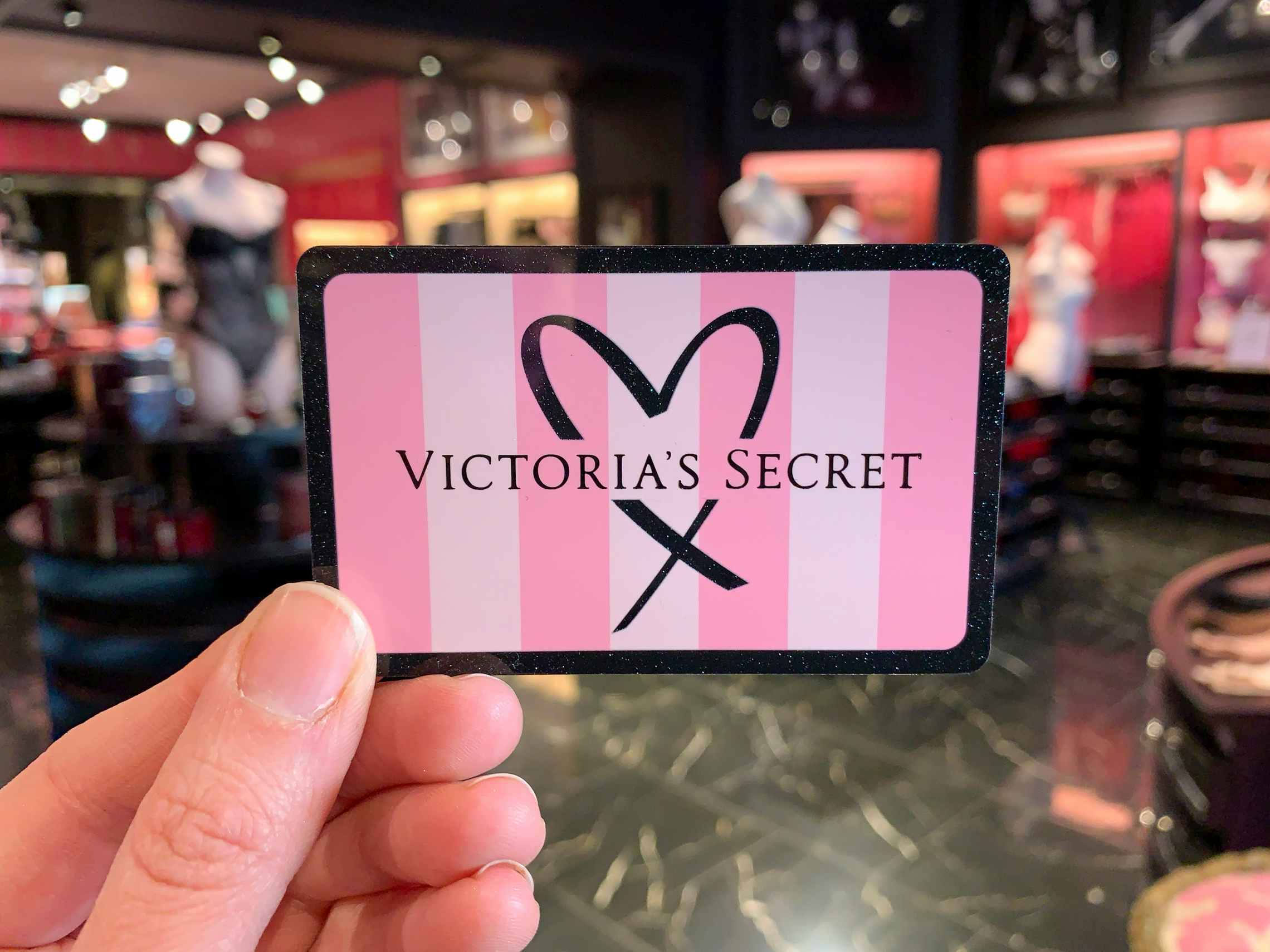 Victoria's Secret - Black Friday is SO ON: get a FREE tote when