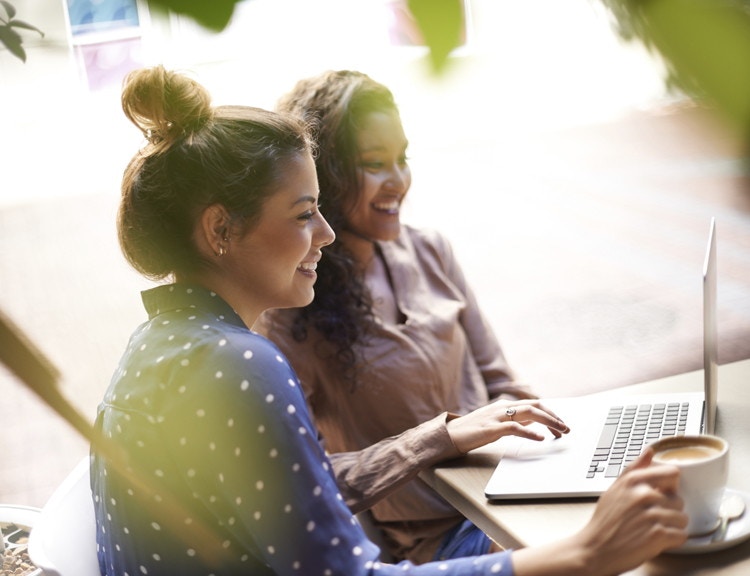 friends-on-computer