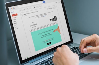 Person looking at a Kate Spade discount code in their email.