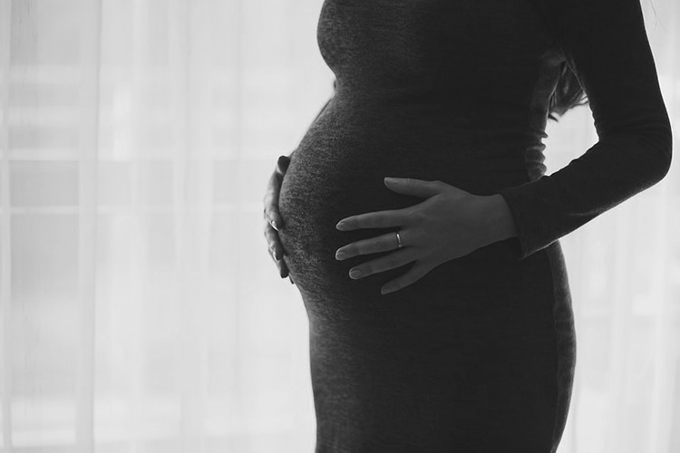 pregnant-test-woman