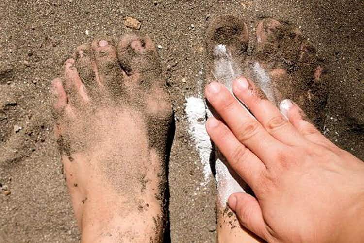 Sprinkle baby powder on your feet and hands before you leave the beach.