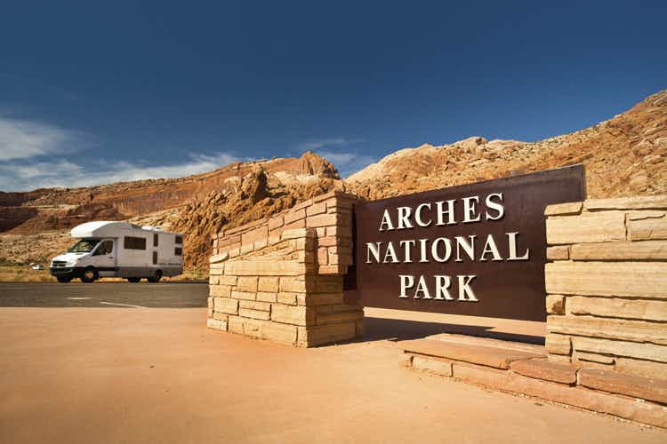 A sign that reads Arches National PArk.