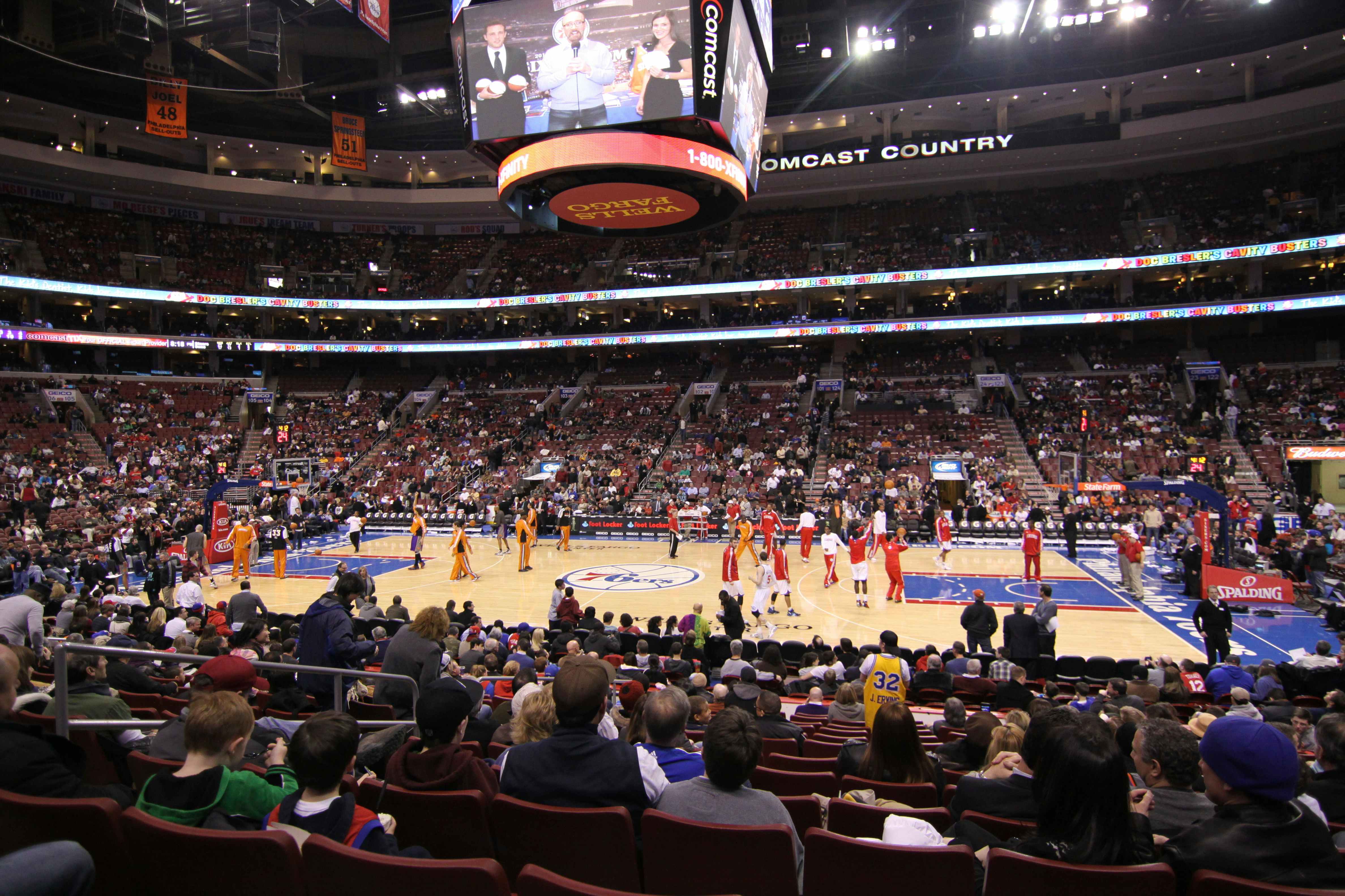 A basketball game between the Phoenix Suns and 76ers