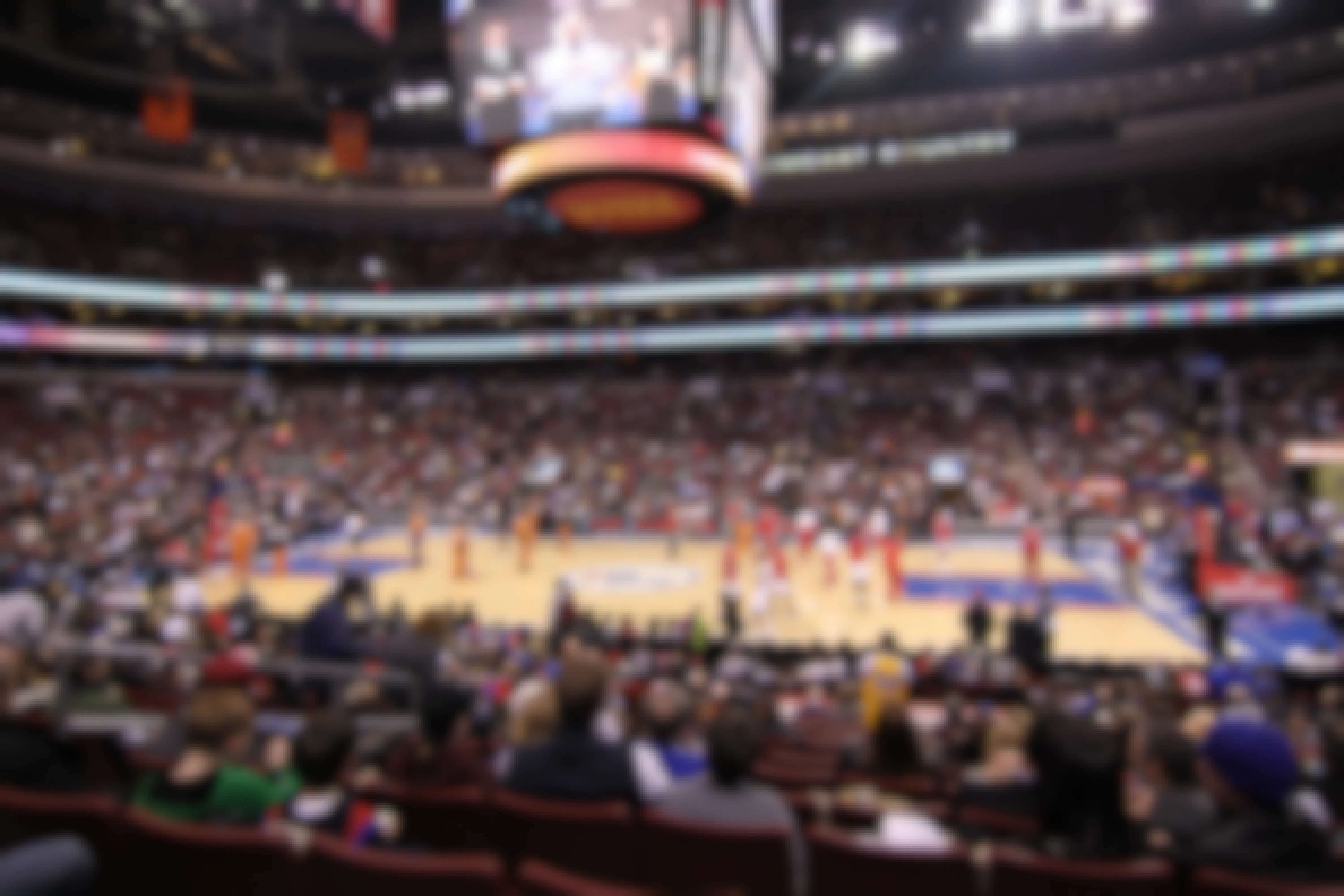 A basketball game between the Phoenix Suns and 76ers