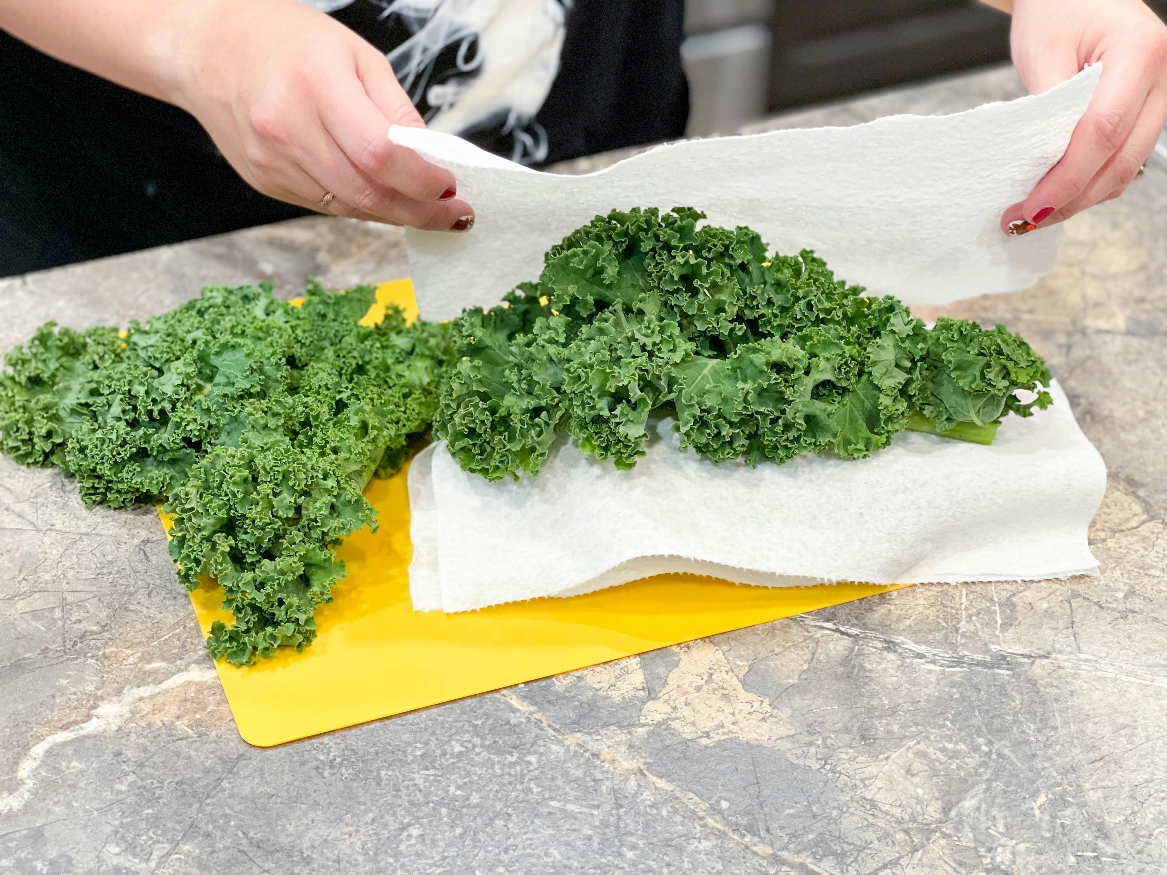 kale being separated with paper towel