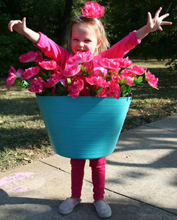 Cut out a plastic bucket and fill it with plastic flowers to become a flower pot.