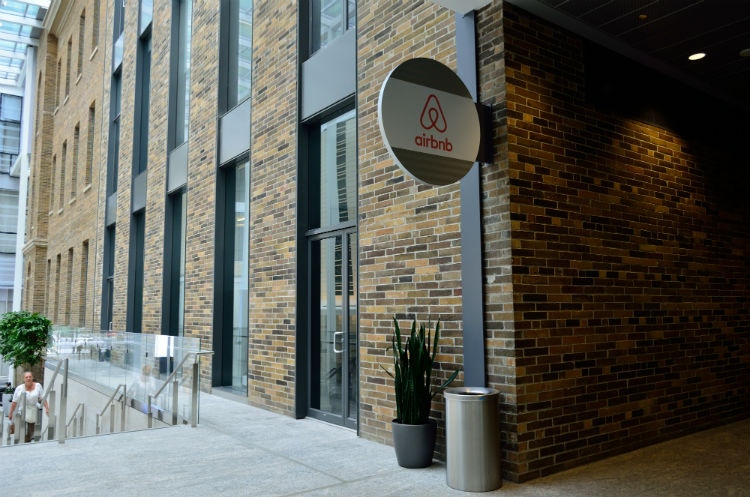 A sign for Airbnb.