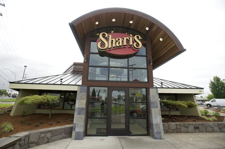 The front of a Shari's restaurant.
