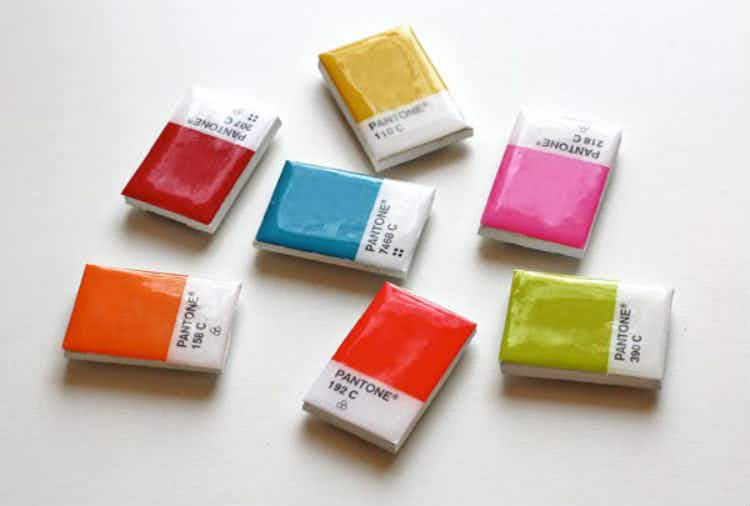 Turn Pantone chips into magnets.