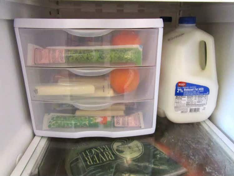  Use clear drawers to organize snacks.