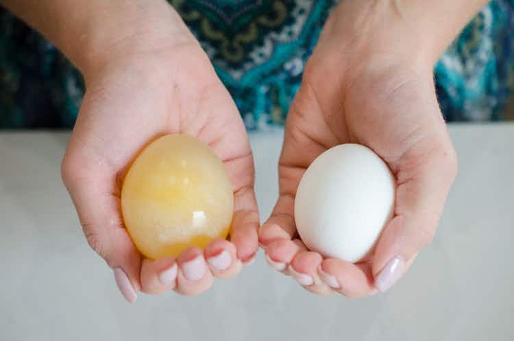 Remove the shell of an egg with vinegar.