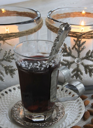 Use a heart-shaped cookie cutter to create a handle for a glass.
