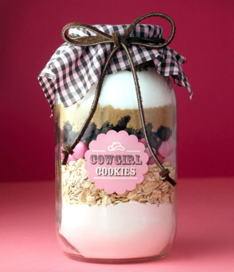 Add cowgirl cookie mix to a jar.