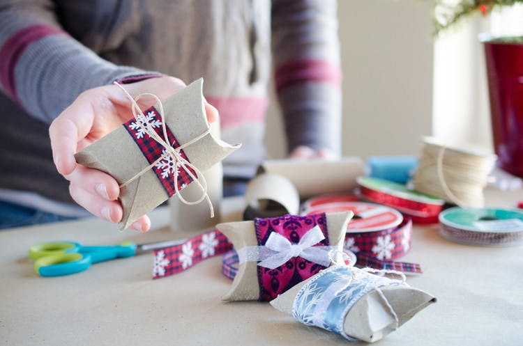 Make small gift boxes out of toilet paper rolls.
