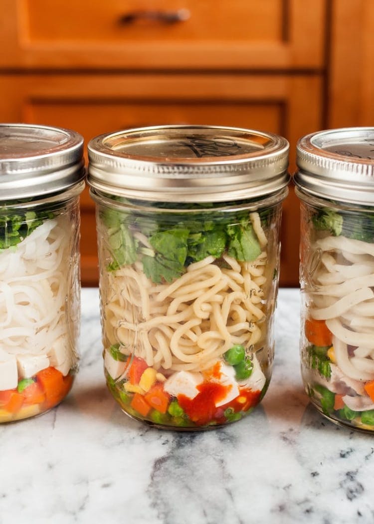 Create DIY instant noodle cups in mason jars.