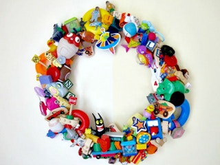 Make a toy wreath.