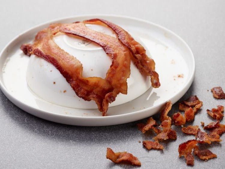 Cook crispy bacon in the microwave.