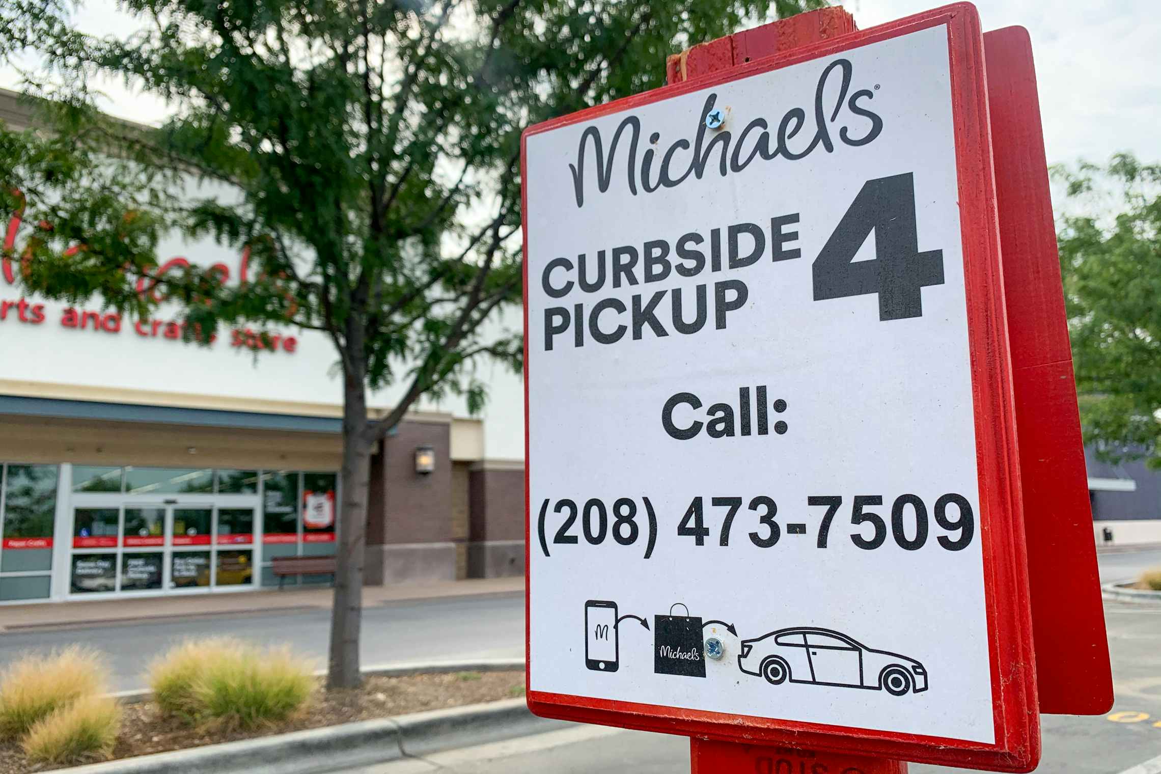 Michaels curbside pickup sign in front of store