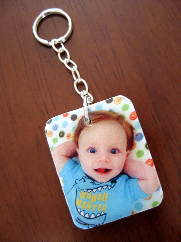 Make your own photo keychain. 