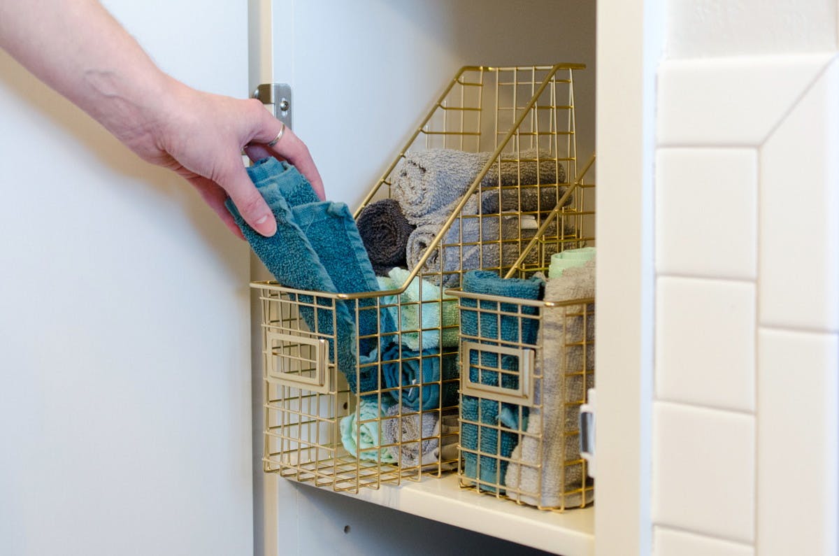 Organize your linen closet by storing rolled up washcloths.