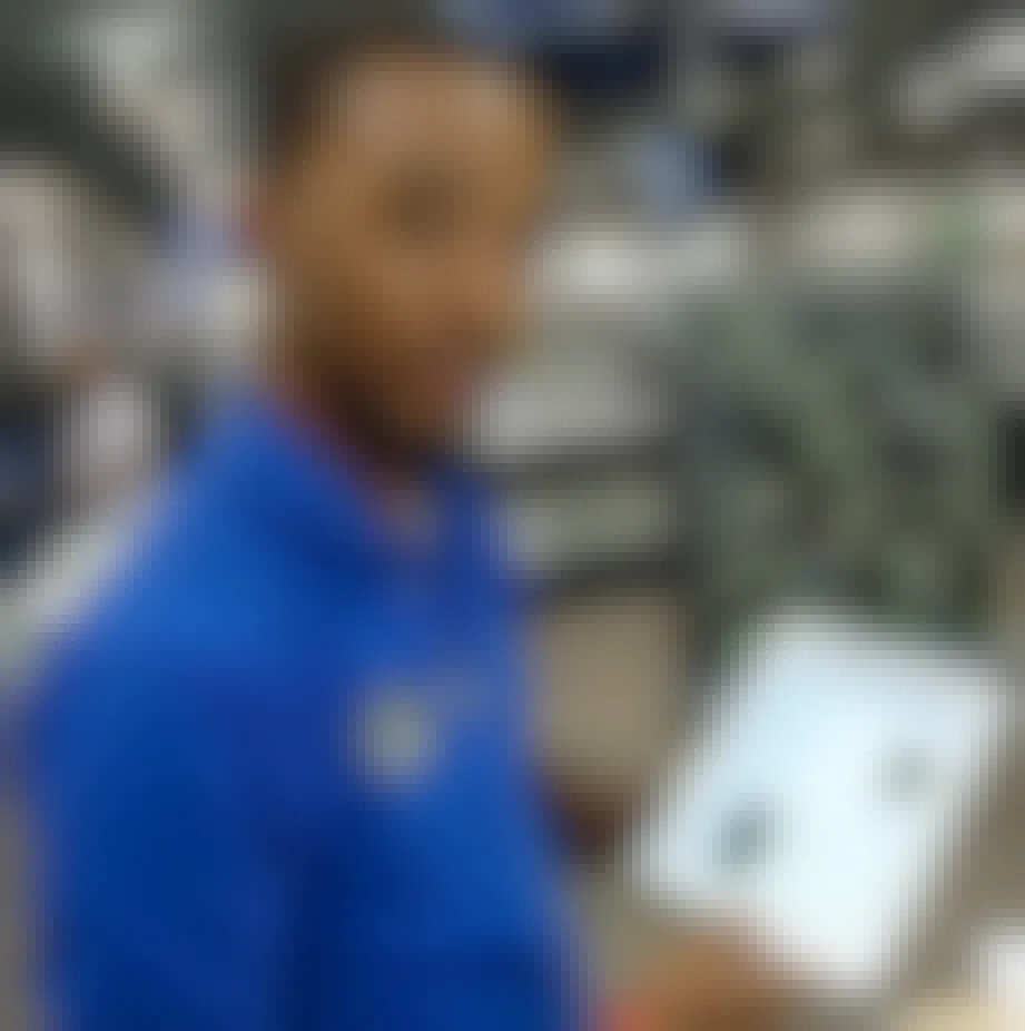 best buy employee hold a post device