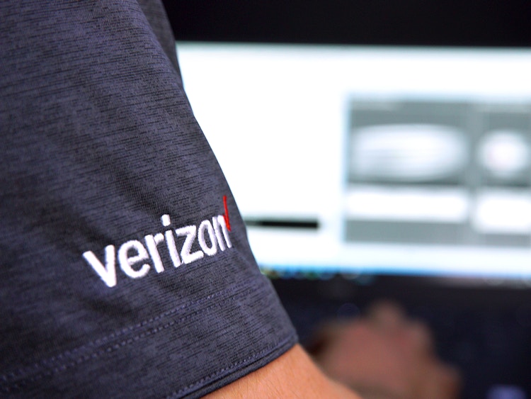 verizon employee technician testing network