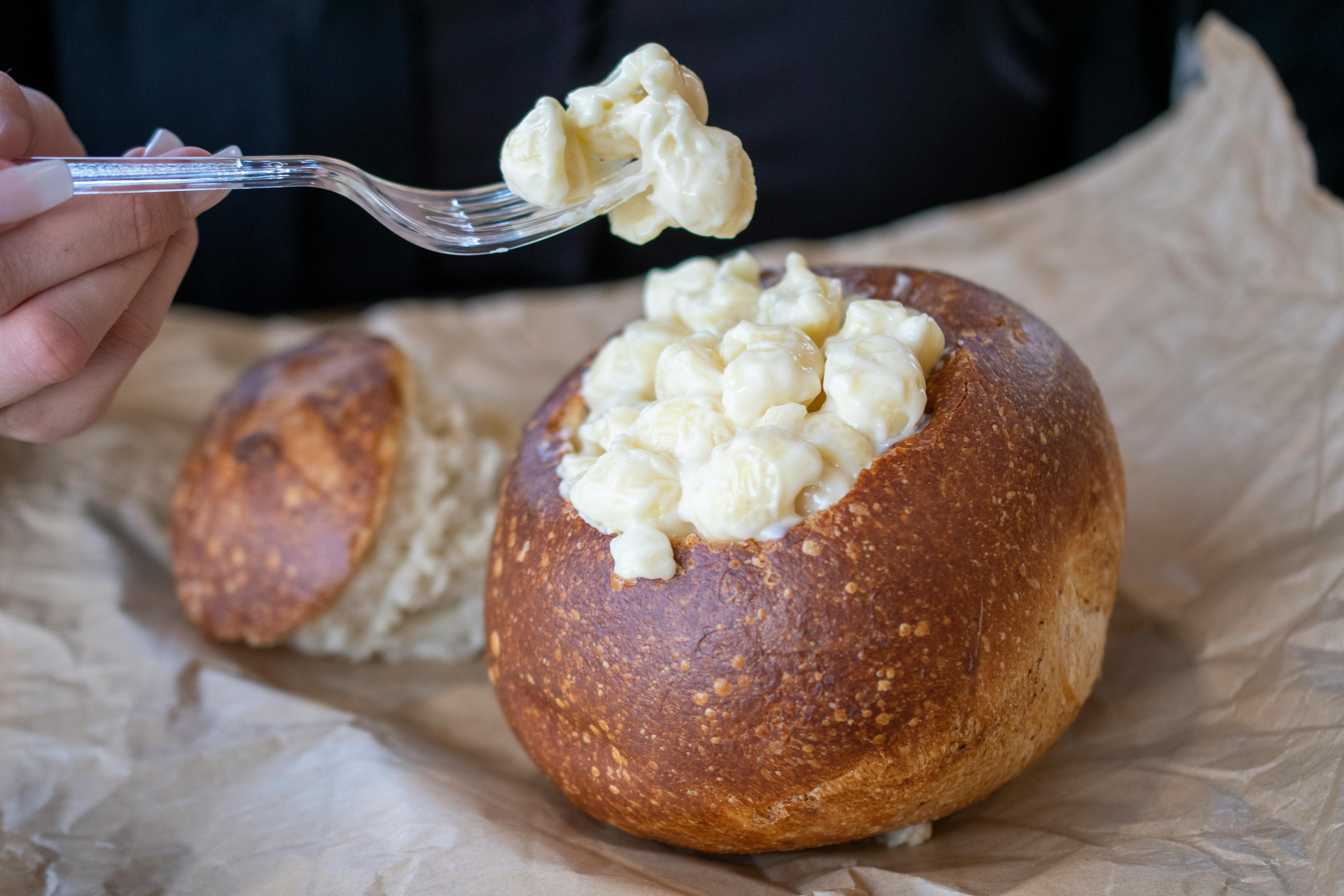 A bread bowl filled with mac and cheese