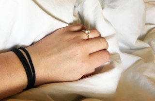 Use a hair band to remember which side you nursed from last