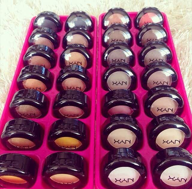 Place eyeshadow singles in an ice cube tray to easily see all the shades at once.