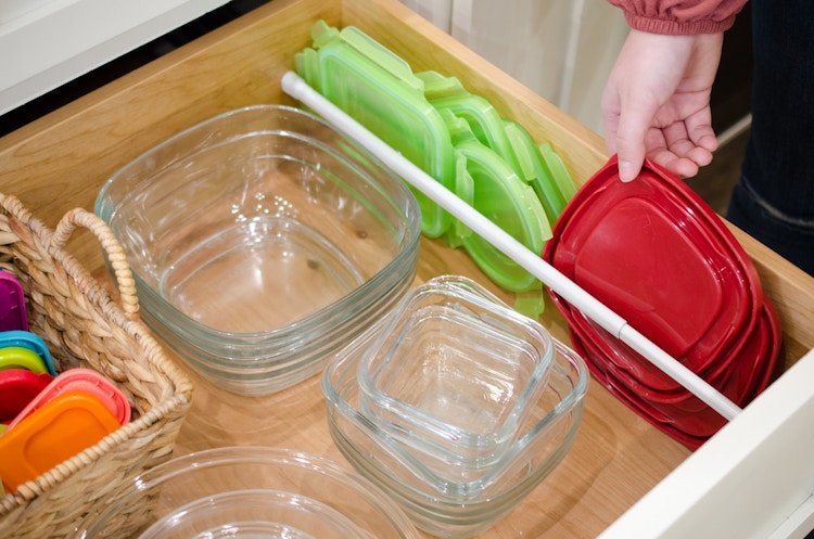 Keep plastic lids in place