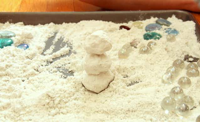 Make "snow dough" with vegetable oil, warm water and baby powder.