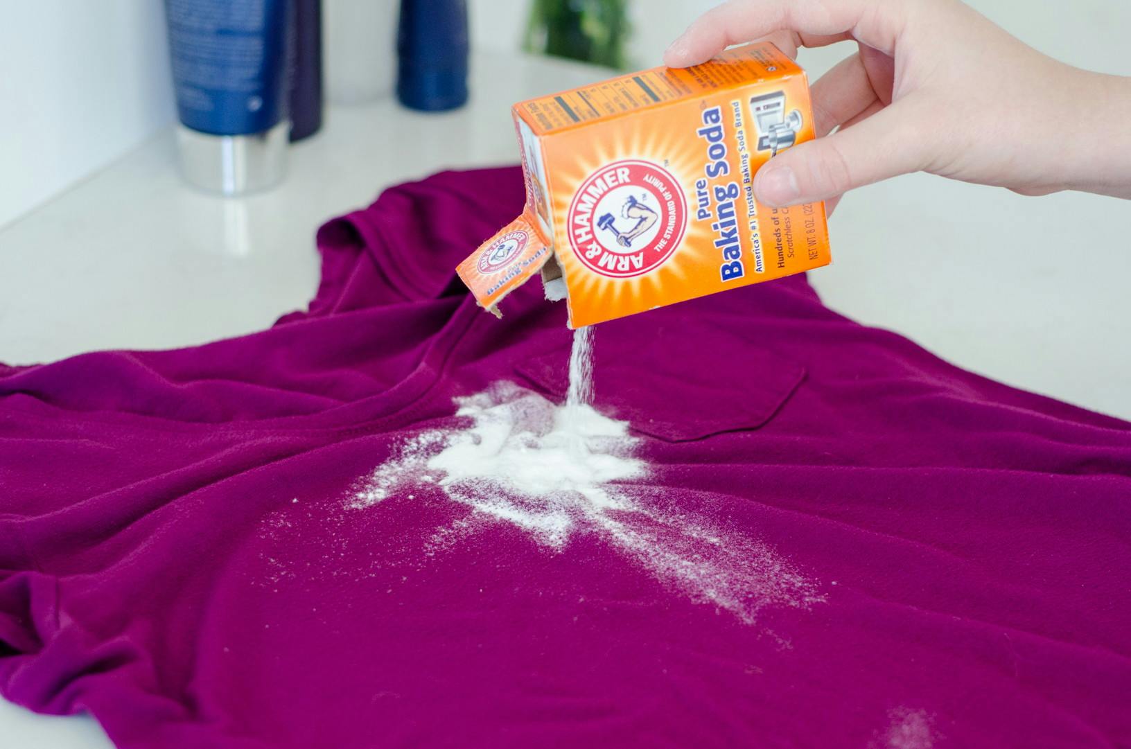 Remove oil and grease stains from clothes.