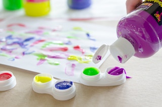 011 kcl contactlens case hold finger paint 1523552471