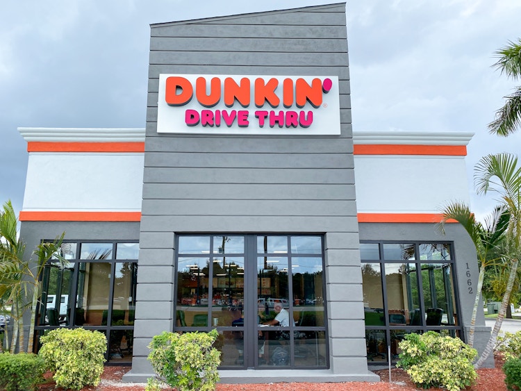 A Dunkin storefront during the day time in Florida.