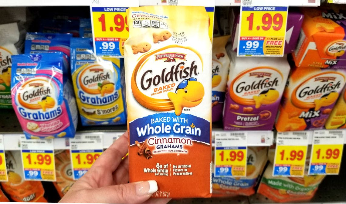 Hand holding a Goldfish cinnamon grahams crackers pack.