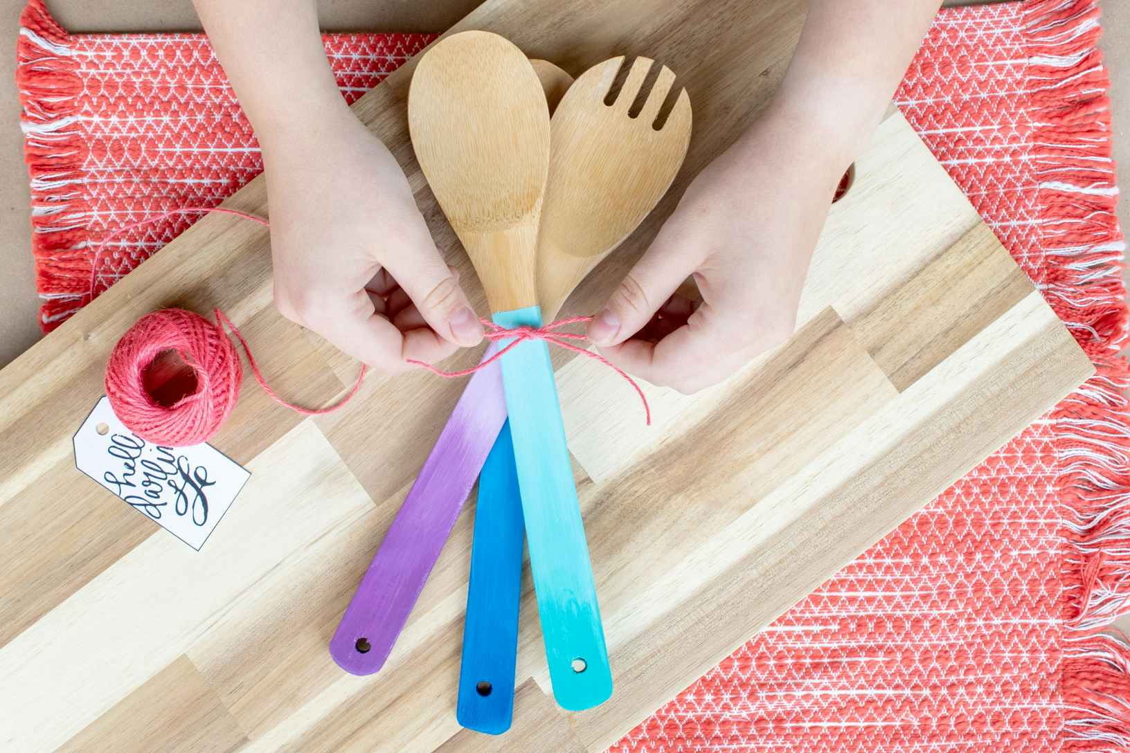 https://prod-cdn-thekrazycouponlady.imgix.net/wp-content/uploads/2018/07/08-1-diy-gifts-under-five-dollars-ombre-wooden-spoons-1530554784-e1530642465189.jpg?auto=format&fit=fill&q=25