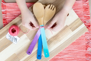 08 1 diy gifts under five dollars ombre wooden spoons 1530554784 e1530642465189