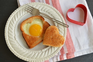 easy breakfast heart toast 1531318452